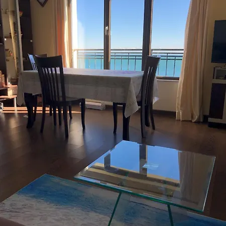 Spacious Seaview Apartments, 100m To The Apartment
