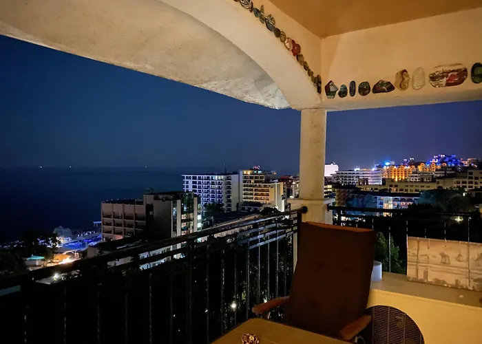 アパート Spacious Seaview Apartments, 100m To The