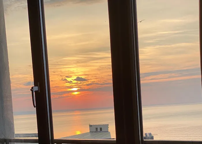 アパート Spacious Seaview Apartments, 100m To The *