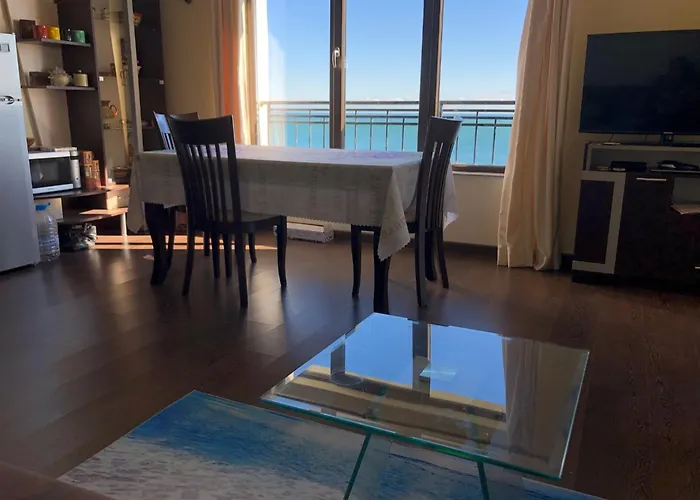 Spacious Seaview Apartments, 100m To The アパート